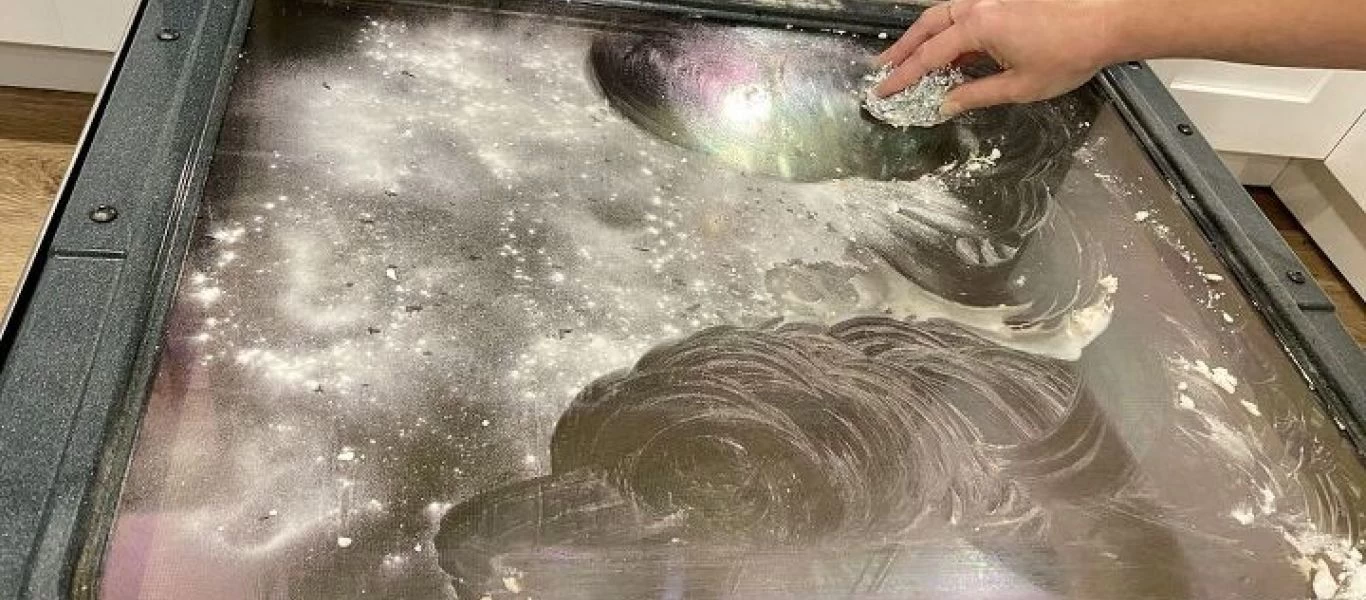 Το κόλπο για να καθαρίσετε εύκολα τον φούρνο της κουζίνας από τους κολλημένους λεκέδες